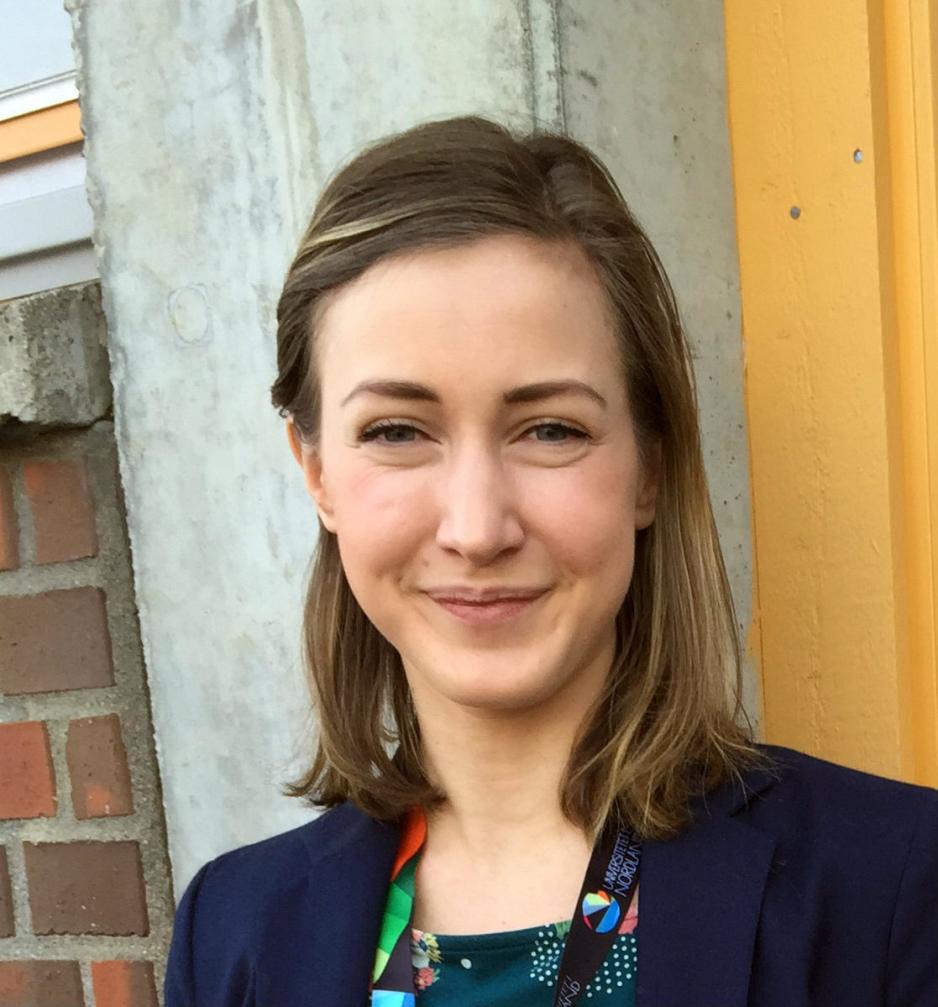 Siri Beate Arntzen er en lett-engasjert, nysgjerrig og utålmodig Lofotværing på frifot i London for å ta mastergrad i Local Economic Development ved London School of Economics. Har deltidsjobb som rådgiver for UiT - Norges Arktiske Universitet. Er i fyr og flamme når regionsutvikling, lokalsamfunn, utdanning og Tottenham er oppe til diskusjon. (Foto: Bård Borch Michalsen)