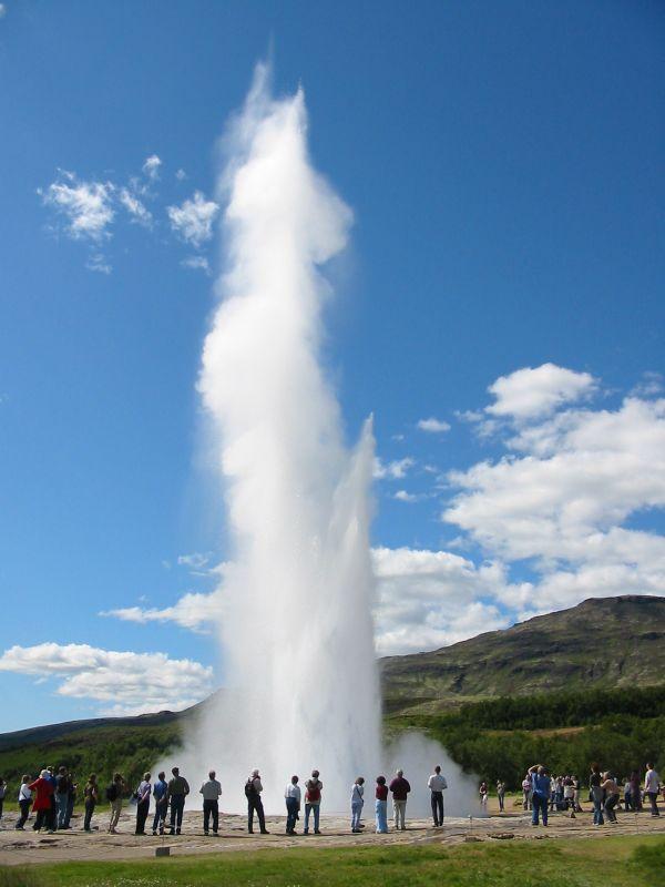 Geysiren Strokkur, en av de store turistattraksjonene på Island. (Foto: Chris from Falmouth, UK, Wikimedia commons).