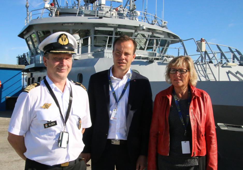 Tomas Norvoll (i midten) sammen med kommandørkaptein Steve Olsen fra Kystvakta på Sortland som nå er foreslått nedlagt, og påtroppende ordfører i Sortland, Tove Mette Bjørkmo (Ap). (Foto: NFK)
