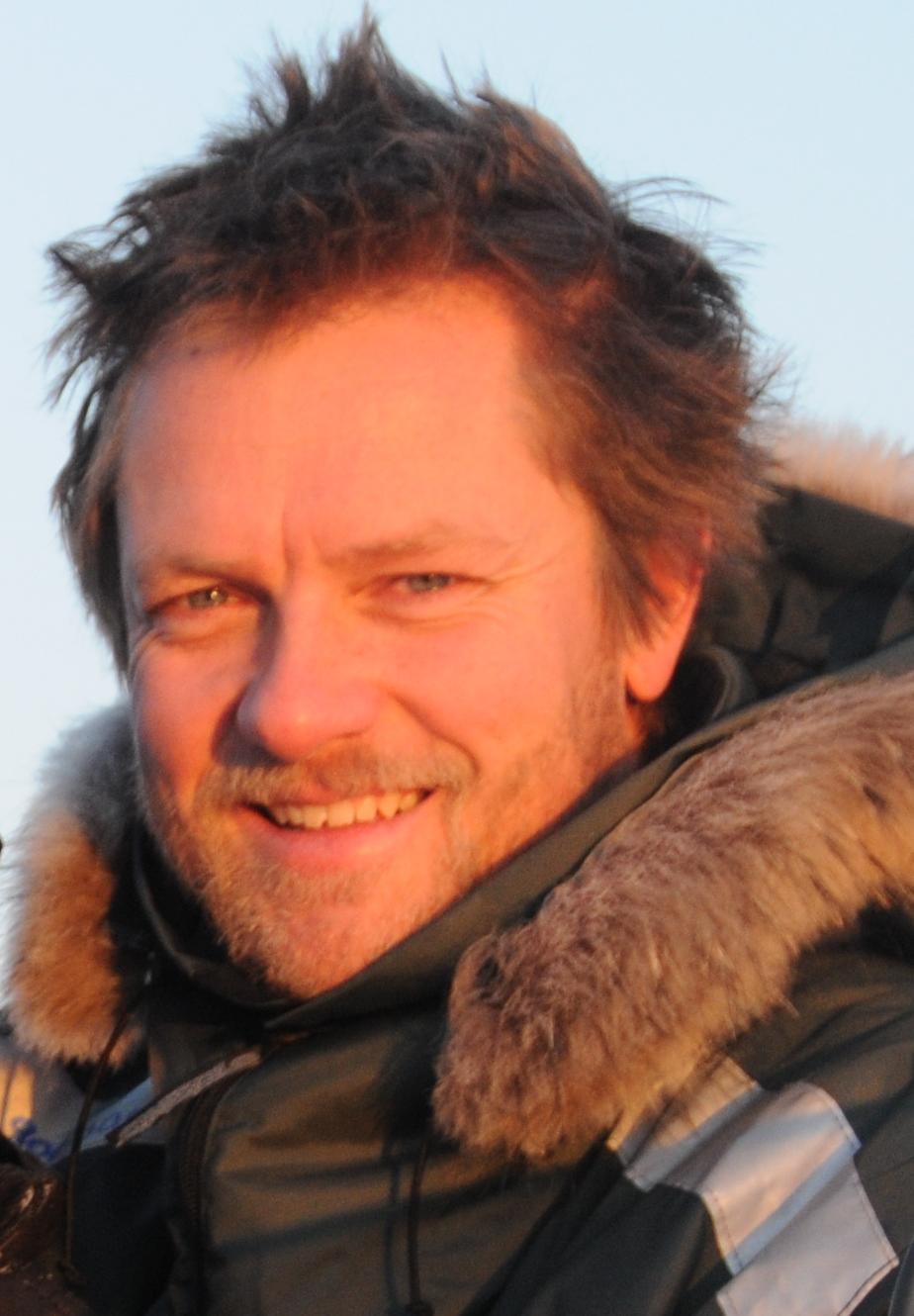 Terje Aunevik savner en stemme som fanger opp alle nyansene og utfordringene svalbardsamfunnet står i og overfor. Han lanserer tanken om en egen stortingsrepresentant for Svalbard, og setter også spørsmålstegn ved eiendomsavdelingens sterke rolle.