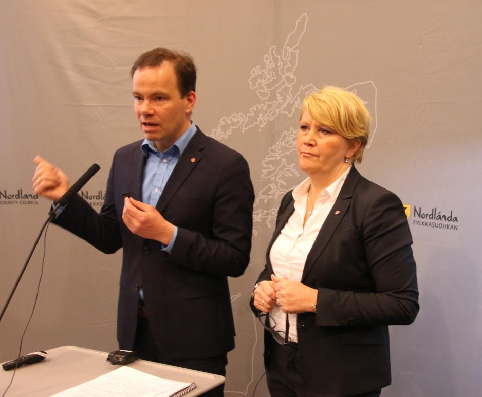 Fylkesrådsleder Tomas Norvoll (Ap) og fylkesråd for samferdsel Hild-Marit Olsen (Ap) presenterte tunnelplaner under en pressekonferanse i Sandnessjøen i dag. (Foto: Geir Johnsen/NFK)