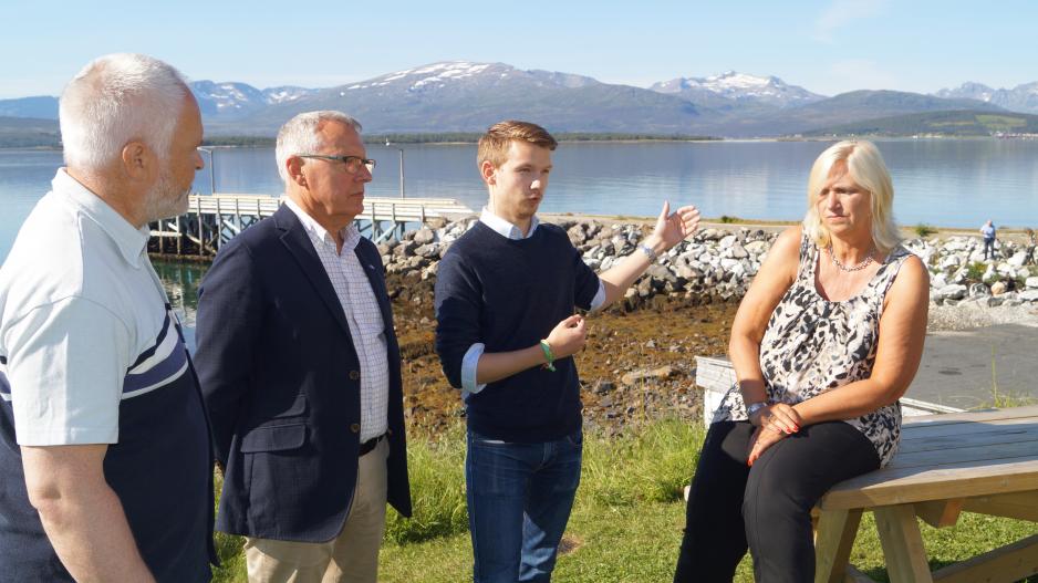 Fra høyre: Dag Sigurd Brustind (ordfører i Ibestad kommune), Ole-Johan Rødvei (Ordfører i Balsfjord kommune og fylkesordførerkandidat), Kristian Støback Wilhelmsen (ordførerkandidat i Tromsø kommune) og Line Fusdahl (Fylkesrådsleder og fylkesrådslederkandidat) .(Foto: Joakim Breivik, Troms Høyre)