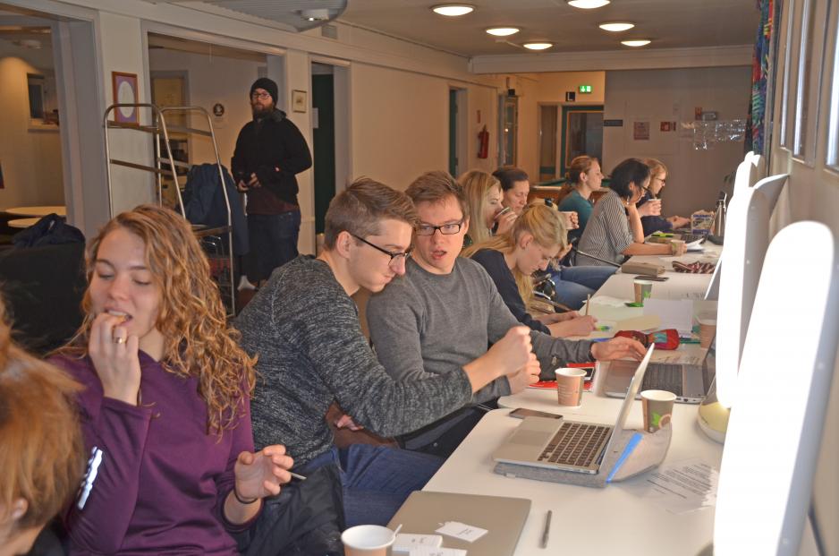 Sitting at a light café with fellow students is a good way of starting the day during the darkest season of the year. (Photo: The Arctic Welfare Student Organisation)