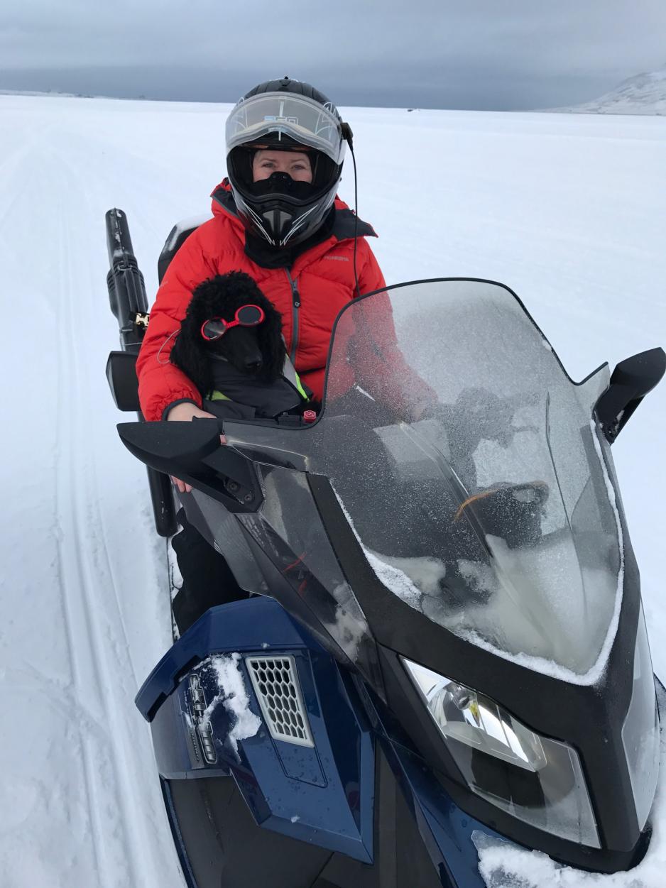 Longyearbyen er i følge Wenche Ravlo veldig egnet å flytte til. Lokalsamfunnet en vant til å ta imot folk, og de vet mennesker drar igjen. I tillegg har Svalbard alt, både natur, restauranter, cafeer og spennende kulturtilbud. (Foto: Privat)