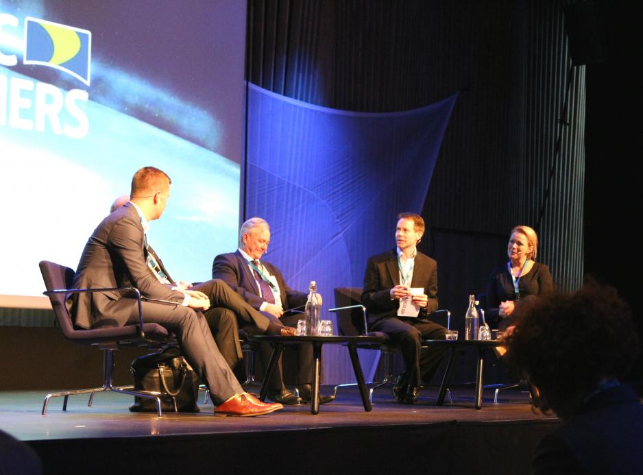Administrerende direktør Øystein Rushfeldt (nr to f.h.) snakket om Nussir under en samtale med andre mineralaktører på Arctic Frontiers denne uken. (Foto: Linda Storholm)