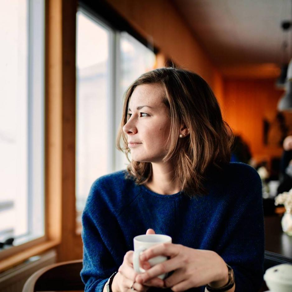 PhD-studenten Anna-Sofie Hurup Skjervedal ved Ilisimatusarfik – University of Greenland, er i ferd med å sluttføre avhandlingen om ungdoms medvirkning og engasjement i den pågående debatten om gruvedrift, olje- og gassvirksomhet m.v. på Grønland. Med Facebook som verktøy. (Foto: Rebecca Gustafson/Visit Greenland).