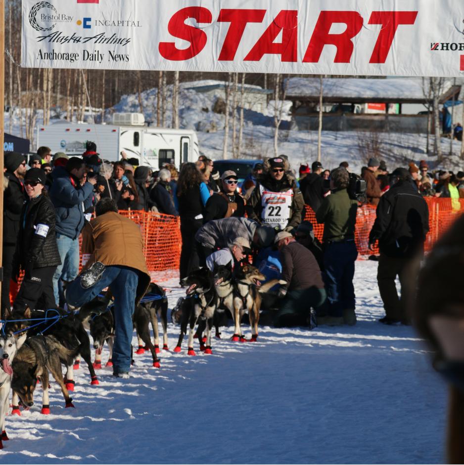 Start nummer 22, Robert Sørlie, er i gang under årets Iditarod. Foto: Arne O. Holm