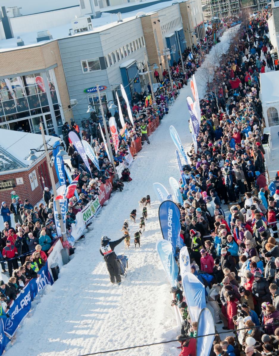 Alta koker under innkomsten i Alta. Her et bilde fra gågata under fjorårets løp. (Foto: Geir Stian A. Larsen)