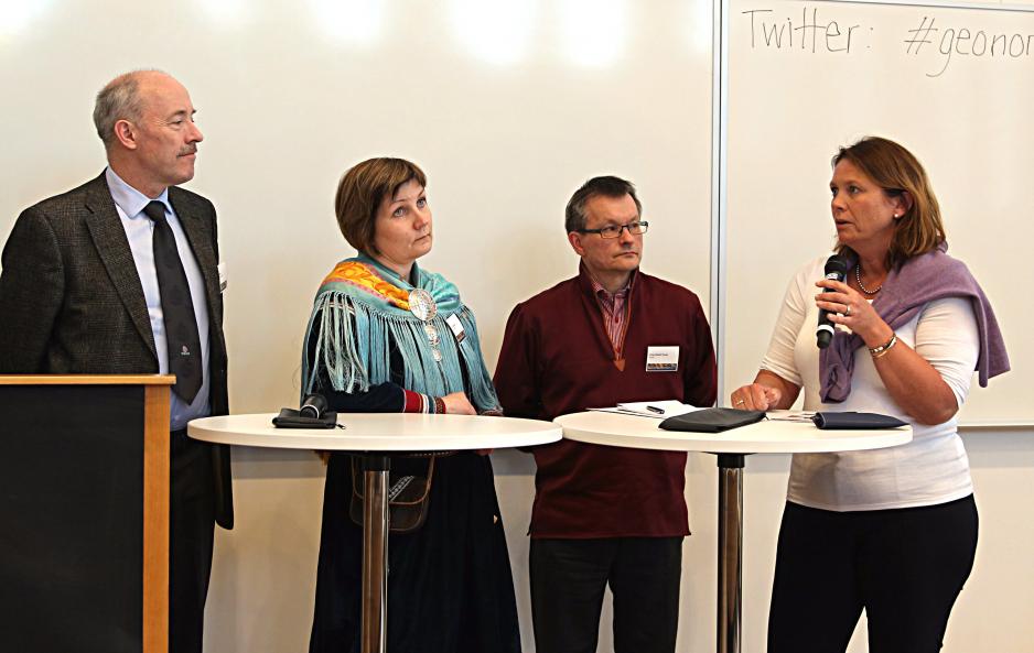 Ingen sentrale politikere var til stede og kunne svare på hvorfor det er så vanskelig å få på plass en minerallov som gjør utvikling forutsigbart for både urfolksinteresser og mineralindustri . I panelet deltok UNIS-direktør Ole Arve Misund, sametingspresident Aili Keskitalo, spesialrådgiver Sven-Roald Nystø og styreleder i Norsk Bergindustri Hanne Markussen Eek. (Foto: Linda Storholm)
