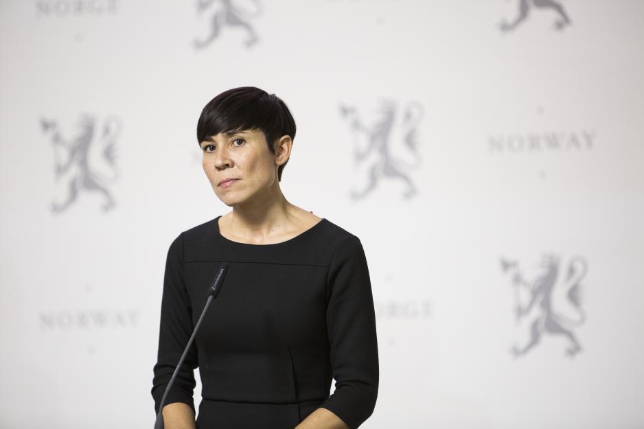 Forsvarsminister Ine Eriksen Søreide informerer media om Norges bidrag til de militære operasjonene mot IS i Irak og Afghanistan under en pressekonferanse. (FOTO: Mats Grimsæth/Forsvaret)