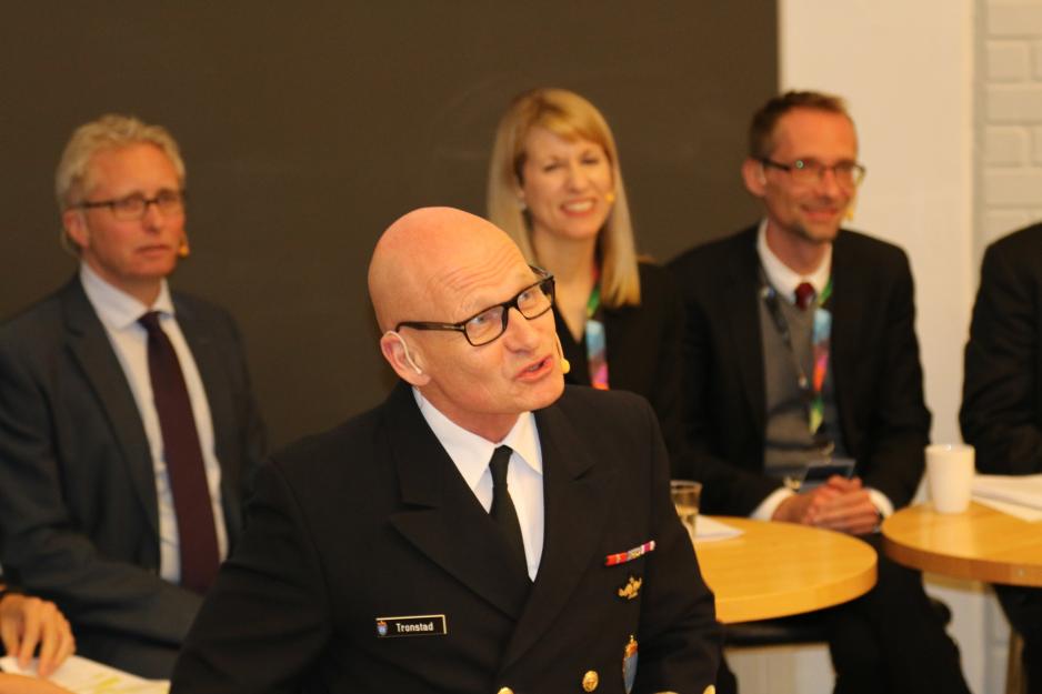 Håkon Tronstad, kontreadmiral og nestkommenderende ved Forsvarets operative hovedkvarter på Reitan (foran). Bak f.v: Frode Nilsen (professor UIN), Heather A. Conley (direktør ved Senteret for strategiske og internasjonale studier, Washington, USA) og Kristian Søby Kristensen (direktør ved Senteret for militære studier, Universitetet i København). Foto: Hege Eilertsen