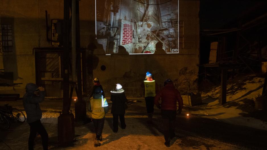 LPO Arkitekter brukte den eine veggen på energiverket som lerret før omvisingen starta.