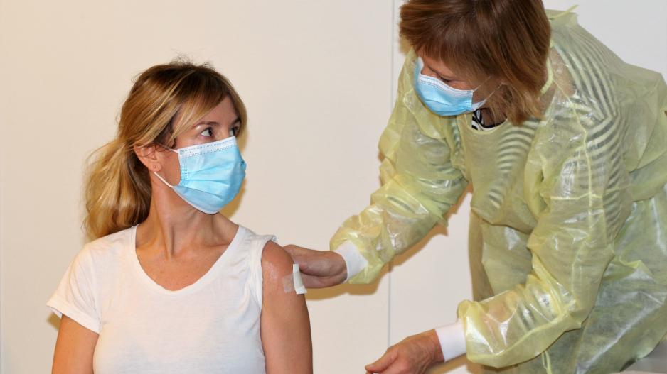 GP in Bodø municipality, Kine Kalstad received the first Covid vaccine in Bodø from Kari Snoen Viik. (Photo: Trine Jonassen)