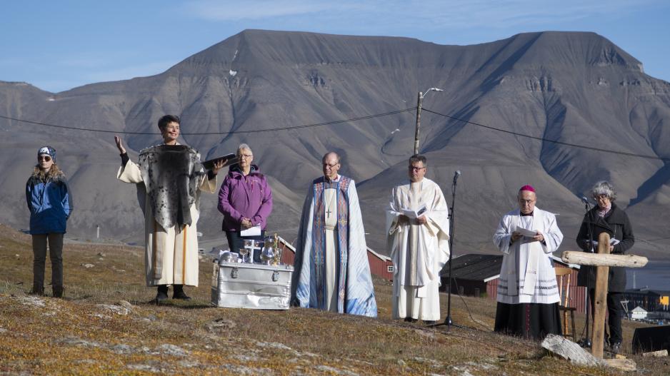 Sokneprest Siv S. Limstrand ved Svalbard Kirke, Biskop Olav Øygard, domprost Stig Lægdene og biskop Berislav Grgic