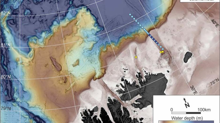 Geofysikk- og geologiteamene fra UiO, UiB og GEUS gjorde klar for de seismiske undersøkelsene. UiB-ingeniørene startet opp OBSene som skal plasseres på sjøbunnen av ROVen (mørkeblå prikker). De må startes opp og få GPS signal før de settes på sjøbunnen. GEUS pakket ut og gjorde klar sine seismiske mottakere (lyseblå). Disse mottakerne trenger ikke på plasseres av ROVen. De synker ned til bunnen av seg selv, og flyter opp når de blir bedt om det. Unntaket er når det er is på vannet: da risikerer de å bli å ødelagt hvis de kolliderer med isen, så de må hentes av ROVen når undersøkelsene er ferdige. (Foto: GoNorth) Kart GoNorth