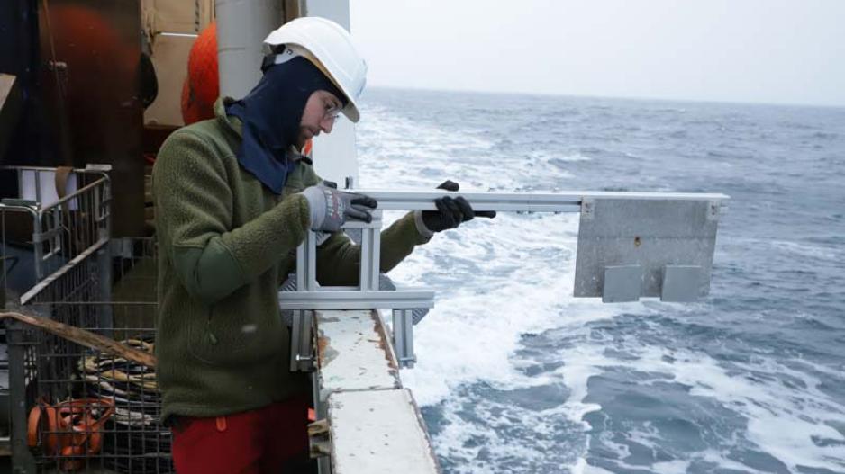 NTNU-stipendiat Paul Rubsamen-von Døhlen installerer en aluminiums prøveholder for å måle hvordan sjøspøyt-is fester seg til og vokser.jpg NTNU-stipendiat Paul Rubsamen-von Døhlen
