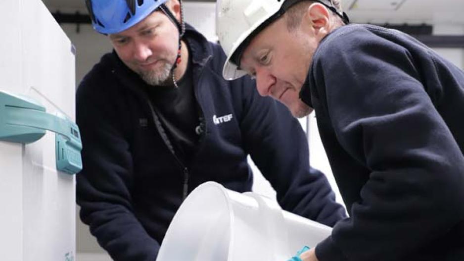 Thor-Arne Pettersen og Frode Leirvik overfører noe av vannet som ble samlet på 110 meters dybde i en stor beholder for senere analyse. (Foto: GoNorth) Thor-Arne Pettersen og Frode Leirvik