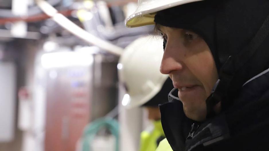 Alexander Minakov, forsker ved Universitetet i Oslo, følger med nøye når den siste noden lastes på ROVen. Det var han som bestemte hvor mottakerne skulle plasseres, og figuren under er resultatet av hans arbeid. De hvite strekene til venstre representerer iskanten (med mest is ytterst til venstre, og gradvis mindre jo mer man beveger seg til høyre). Som i forrige figur ser man hvor UiB sine mottakere ble plassert (ved de gule pilene) og Geological Survey of Denmark and Greenland (GEUS) sine (ved de oransje pilene). Alexander Minakov, forsker ved UiO