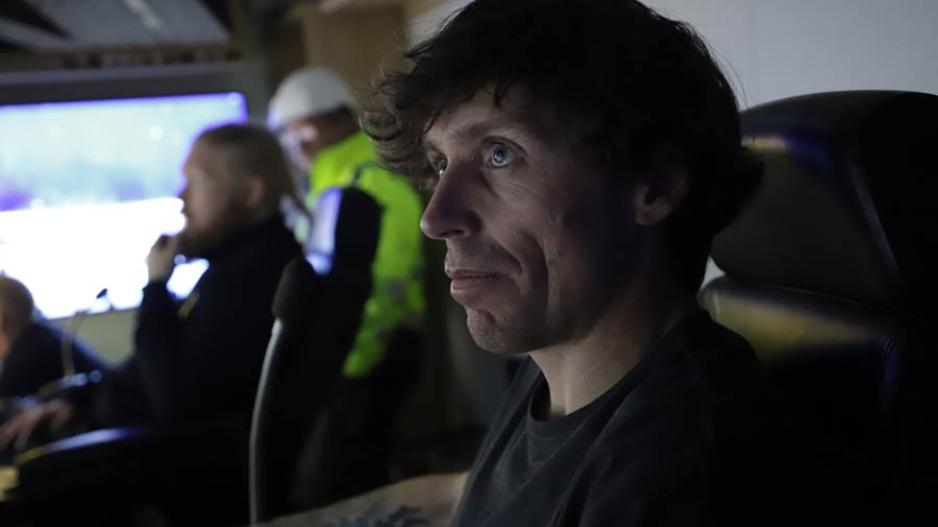 Andreas Storebø, ROV-pilot i BSA Offshore, i kontrollrommet under et dykk. Andreas Storebø, ROV pilot, BSA Offshore