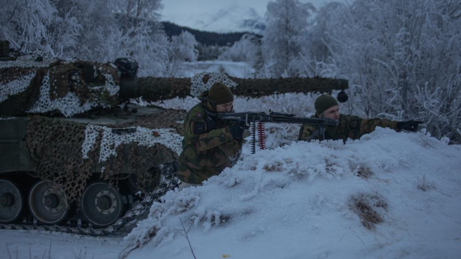 Arctic Bolt 2022: Skarpskytingstrening i et tussmørkt landskap dekket av rimfrost. (Foto: Markus B. Martinsen/Forsvaret) >