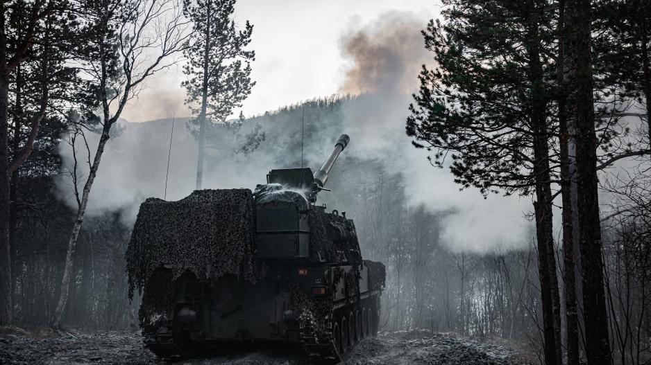 Arctic Bolt 2022: Styrker i Brigade Nords artilleribataljon i aksjon til skogs på Setermoen skyte- og øvingsfelt. I alt 350 beltekjøretøy er involvert i øvingen. (Foto: Synne Nilsson/Forsvaret) >