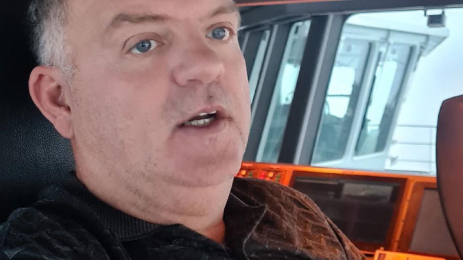 – Dynamisk posisjonering gjør oss litt latere, og det gjør forskerne litt mer kravstore. Det har skjedd før at vi har blitt bedt om å flytte oss noen meter for at skipets posisjon ikke var helt nøyaktig da en prøve ble tatt. Men da gjør vi bare det, sier kapteinen med et smil. Kapteinen på RV Kronprins Haakon. GoNorth