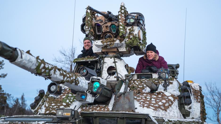 Arctic Bolt 2022: Utenriksministrene i Norge og Litauen, Anniken Huitfeldt og Gabrielius Landsbergis, på en av Brigade Nords stridsvogner på Bardufoss. (Foto: Synne Nilsson/Forsvaret) >