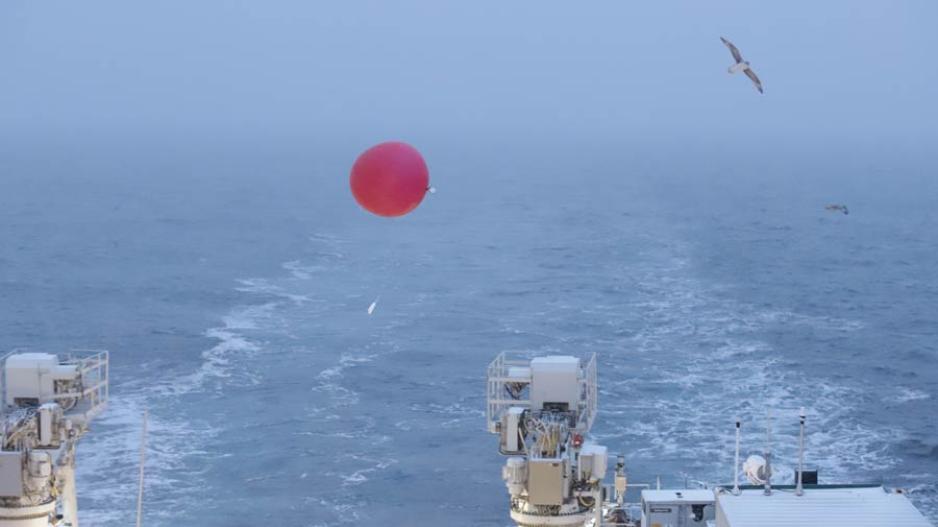 Værmeldingen er spesialbestilt og kommer til broa via satellitt. Siden de nærmeste observasjonsstasjonene er på Svalbard, er værmeldingen noe mindre presis enn den man får på fastlandet. For å bidra til mer nøyaktig værmodellering i området sender skipet en værballong hver dag. Den gjør ulike observasjoner på vei opp og sender informasjonen tilbake til skipet. Derfra sendes værdataen til Tyskland. Værballong GoNorth