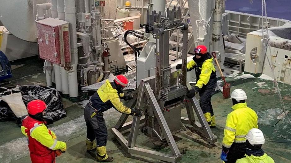 Det var mange ute på dekk da box-coreren kom tilbake til overflaten.