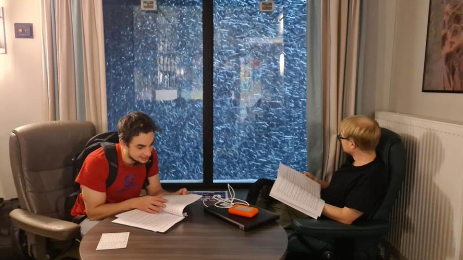 Evgenii Salganik og Vegard Hornnes leser heftet med dagens "iridium nyheter" mens snøen laver ned utenfor. Disse to har ikke hatt mulighet til å gjøre så mye forskning enda, da de er avhengige av å gå en tur på isen for å ta prøver. Det var en mulighet for en slik tur for noen dager siden, men det ble avlyst på grunn av for dårlig sikt. Nå er skipet i åpent vann, men det blir en mulighet til når skipet er tilbake i isen om noen dager. Evgenii Salganik og Vegard Hornnes