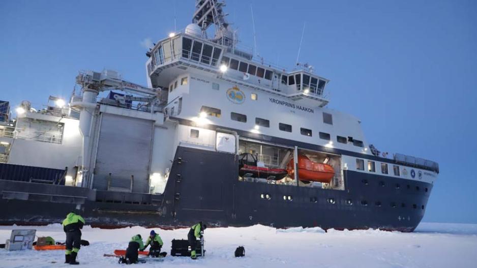 Teamet hadde en meter is og 3700 meter vann under føttene. Oppdraget varte i omtrent fire timer. Ingen kom til skade av kulden (det var 21 minusgrader med litt vind). FF Kronprins Haakon