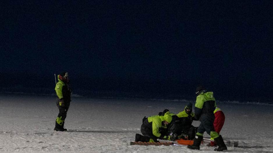 Bildeserie: Polarnatta er i gang, og Max Weber fra UiT Norges arktiske universitet står på vakt med rifle mens forskningsteamet er i gang. Denne dagen besto forskningsteamet av Vegard Hornnes, Evgenii Salganik, Nabil Panchi, Paul Rübsamen-von Döhren (alle fra Norges teknisk-naturvitenskapelige universitet NTNU) og Sabine Cochrane fra Akvaplan-niva. (Alle foto: GoNorth) isen GoNorth