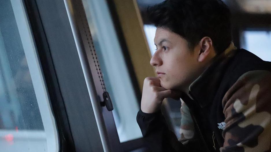Orlando Martinez Bautista fra UiT Norges arktiske universitet speider etter en flytende seismisk mottaker. Tekniske problemer med apparatet som forteller mottakeren at den skal flyte til overflaten gjorde at det tok lengre tid enn planlagt å hente den tilbake. Orlando Martinez Bautista