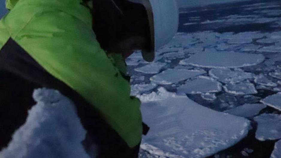 Det er ising på skipet og Paul Rübsamen-von Döhren fra Norges teknisk-naturvitenskapelige universitet (NTNU) var tidlig oppe for å se nærmere på det. Han forsker på marin ising, det vil si når sjøsprøyt fryser fast på skip eller strukturer. Paul Rübsamen-von Döhren