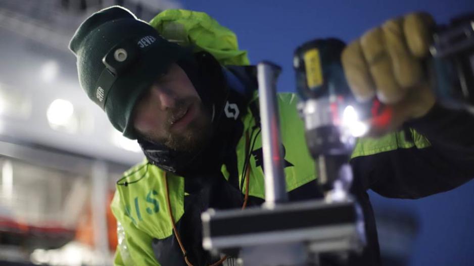 Paul Rübsamen-von Döhren (NTNU) måler isens mekaniske styrke med en borehole jack. Paul Rübsamen-von Döhren