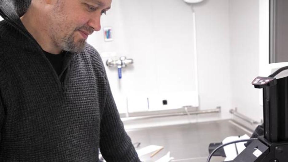 Sintef er også interessert i dyrelivet i vannsøylen. Dyrene skal analyseres på fastlandet for spor av legemidler og produkter til personlig pleie. På skipet blir dyrene grovsortert og fryst ned. Bildet viser Thor-Arne Pettersen fra Sintef, som ser på dagens fangst. Thor-Arne Pettersen