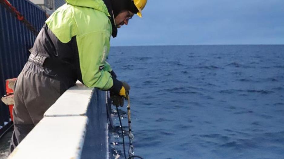 Tom Arne Rydningen fra UiT Norges arktiske universitet senker et apparat i vannet som sender et signal til en seismisk mottaker om at det er nå på tide å komme opp til overflaten igjen. En kjemisk reaksjon skaper en gass som gjør at mottakeren kommer opp i en hastighet på én meter per sekund. Ved 3000 meters vanndyp går det altså 50 minutter før mottakeren når overflaten, etter at signalet er sendt. Tom Arne Rydningen