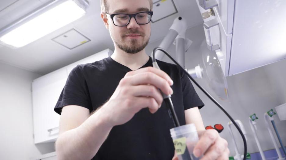 Vegard Hornnes (NTNU) måler saltinnholdet i en smeltet isprøve. Så langt er prøvene litt saltere enn forventet, noe som tyder på at isen har tilbrakt sommeren i Polhavets kaldeste områder. Vegard Hornnes
