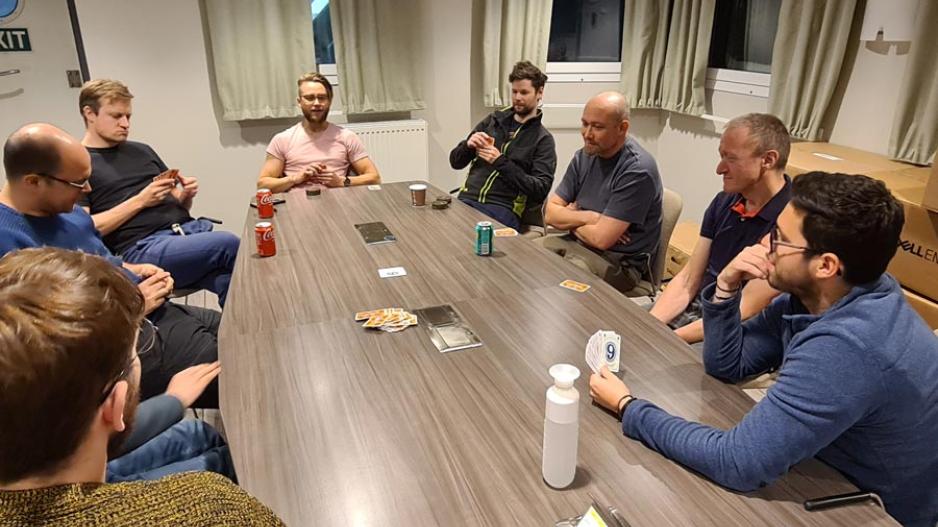 Forskningsteamet spiller noen runder med "Wie is de ezel" rundt konferansebordet. Det er nederlandsk for "Hvor er eselet". Men hva spillet egentlig heter på norsk eller engelsk, eller hvorvidt det i det hele tatt finnes på disse språkene; uten internett er det ingen måte å sjekke dette på. Men det lever besetningen egentlig godt med. wie-is-de-ezel GoNorth