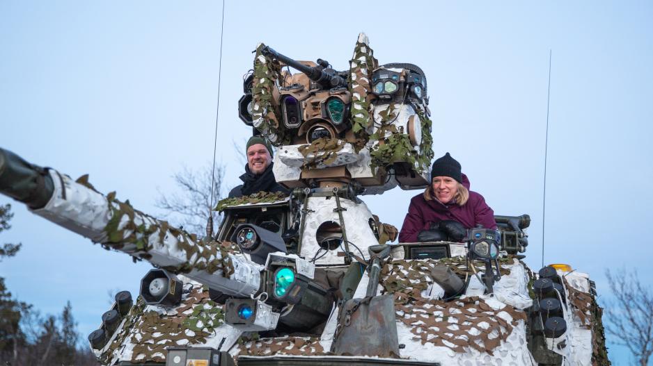Arctic Bolt 2022: The Ministers of Foreign Affairs in Norway and Lithuania, Anniken Huitfeldt and Gabrielius Landsbergis, at one of Brigade Nord's tanks at Bardufoss. (Photo: Synne Nilsson/the Norwegian Armed Forces) >