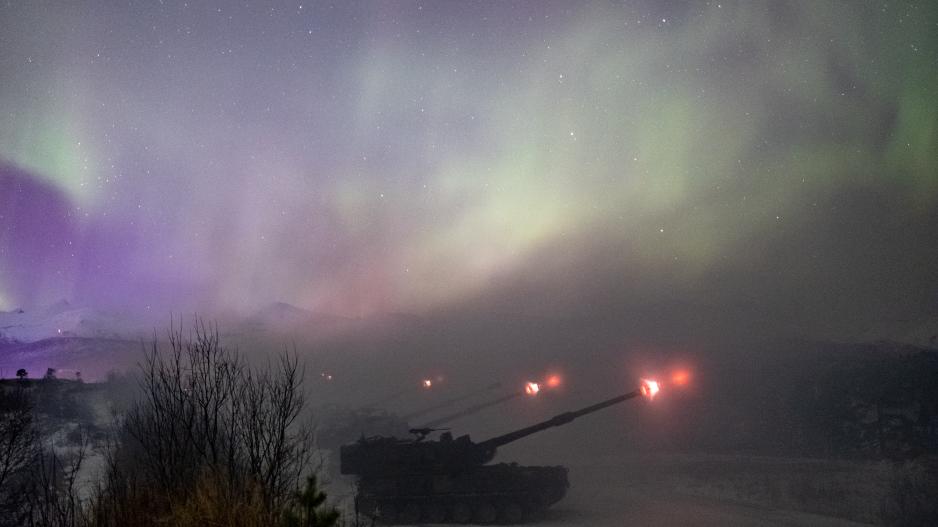 Arctic Bolt 2022: The total of the Artillery Batallion of Brigade Nord fires long-range fire and the gunpowder smoke merges with the northern lights. (Photo: Ole-Sverre Haugli/the Norwegian Armed Forces)