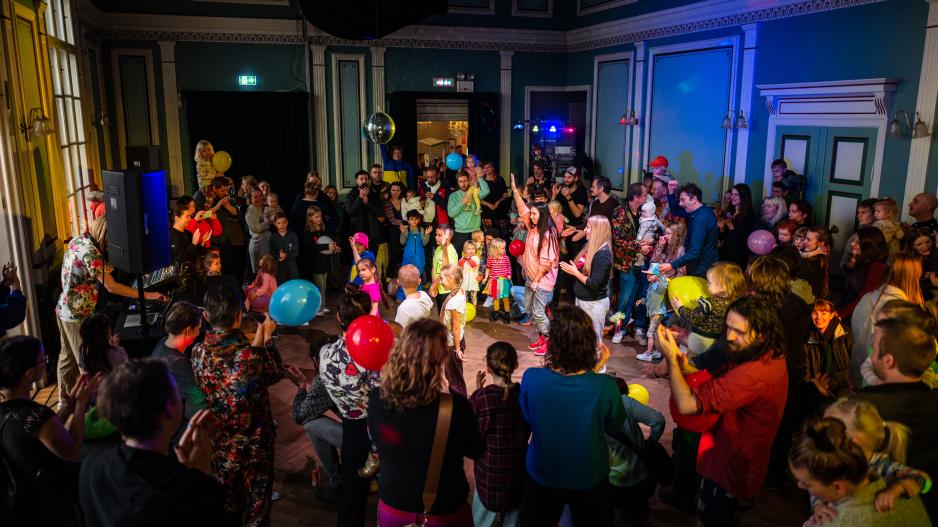 Photo gallery: Baby rave for children of all ages and their parents. With music from Brazil, Ukraine, Japan, India, South Africa, and Iceland as imagination input, the children can go on dance journeys to different corners of the world, writes the festival. (Photo: Owen Fiene/Reykjavik Dance Festival) >