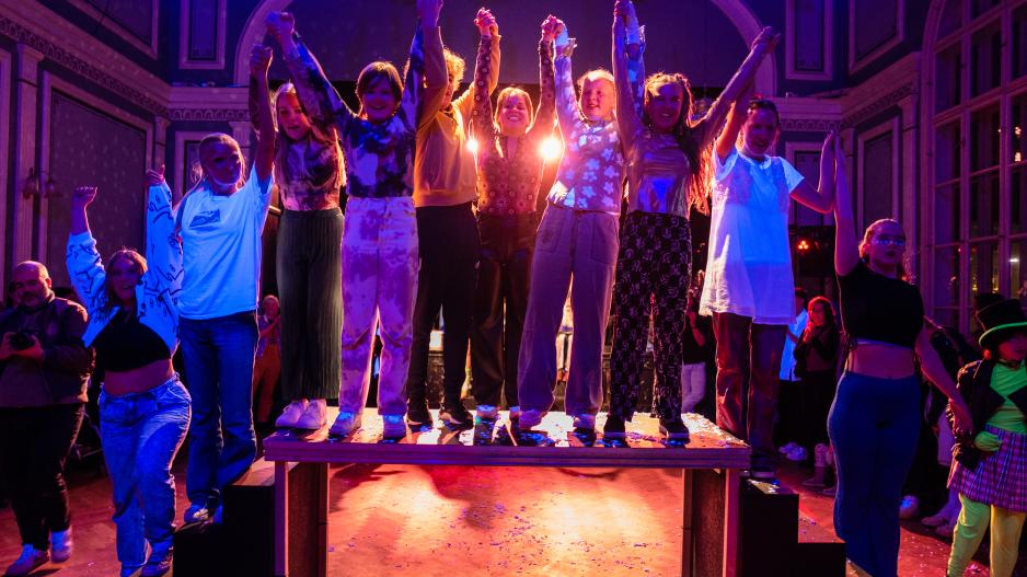 The dance performance Feminist rave is created by Anna Kolfinna in close cooperation with and performed by a group of teenagers. This is a feminist utopia, inspired by rave culture, where everyone are free to move and express themselves as they choose to the music of their own choice. (Photo: Owen Fiene/Reykjavìk Dance Festival) >