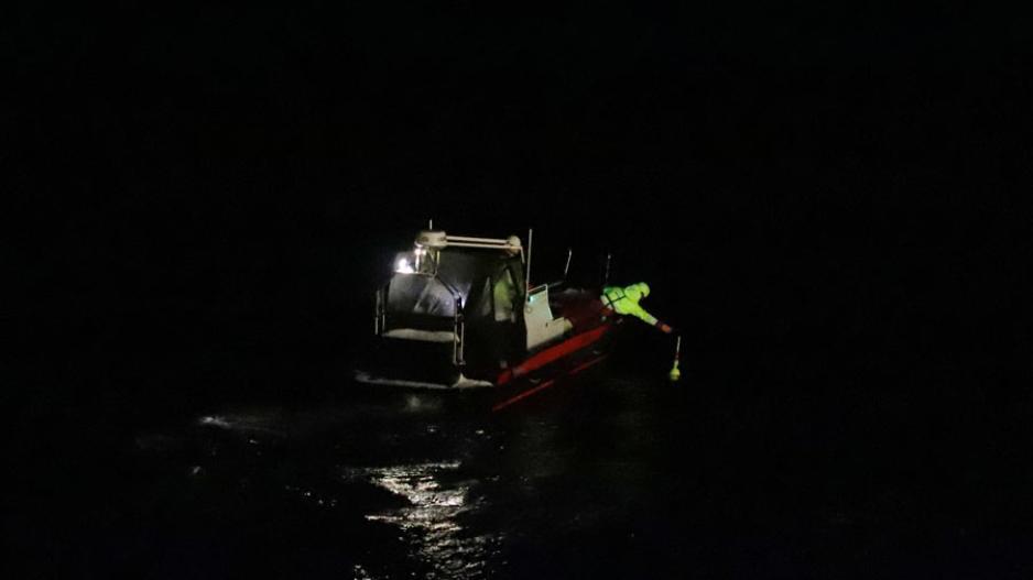 Sondre Pedersen fra Akvaplan-niva strekker seg etter havglideren. glider GoNorth