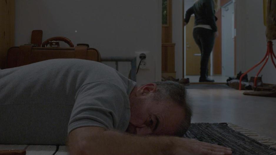 The Swedish tragicomedy Good Night, Eva depicts a unique dynamic between father and daughter. While Eva (30 years old) tries to fall asleep, wearing her new heart monitor, the phone rings. The father says he is about to take his own life. The daughter, however, does not react as he would like. Director: Luiz Felipe Sandre, one of the young directors participating in the side program. >