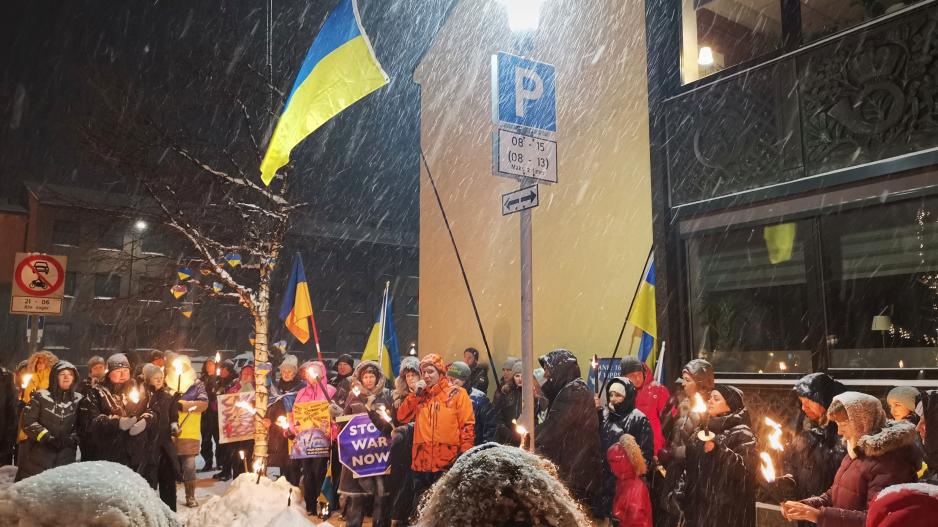Ivan fra Moskva var blant dem som holdt appeller. På russisk tok han til orde for stans av krigen i Ukraina og fjerning av dagens regime i Russland, og organisator Kozachenko takket for hans ord. Appeller ble blant annet også holdt av en ung ukrainsk kvinne og lokalpolitikerne Odne Stunes (Ap), Guro Brandshaug (Ap), Amy Brox Webber (SV) og Brede Sæther (H). (Foto: Astri Edvardsen) >