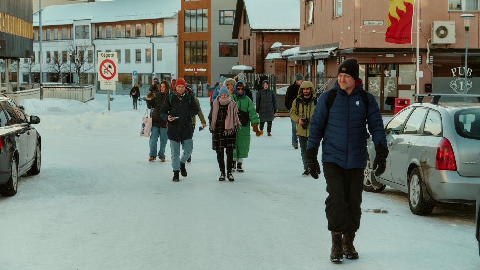 Omvisninga i gatekunstutstillinga foregår i regi av Evgenij Goman, produsent i Pikene på Broen (ytterst t.h.). (Foto: Alexey Tsalko/Pikene på Broen)