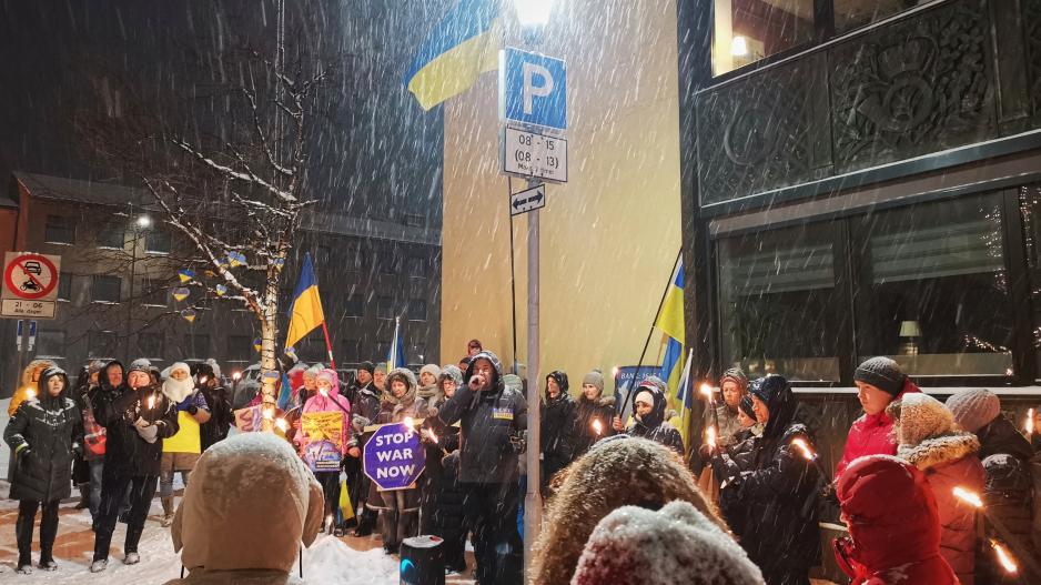 Photo gallery: The peace marking was organized by the Ukrainian Association in Norway, here represented by Mykhailo Kozachenko. He emphasized that the Ukrainian people have waged a demanding struggle for freedom for 365 days and thanked those present for their support. (Photo: Astri Edvardsen) >