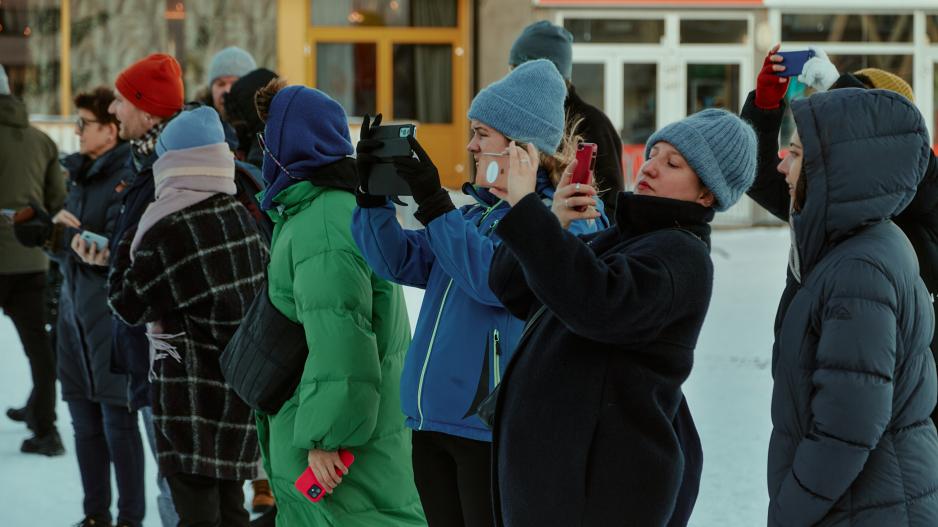Publikum prøver seg ivrig fram med Yav sin app AR Hunter. (Foto: Alexey Tsalko/Pikene på Broen)