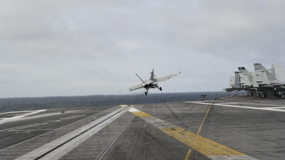 Et F/A-18E Super Hornet jagerfly tar av fra USS Gerald R. Ford på en ikke nærmere angitt plass i Norskehavet lørdag. (Foto: Maxwell Orlosky/USAs marine) >